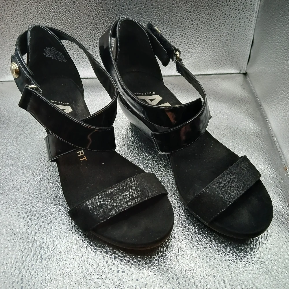 Anne Klein Black Strappy Wedged Sandal Womans Size 5